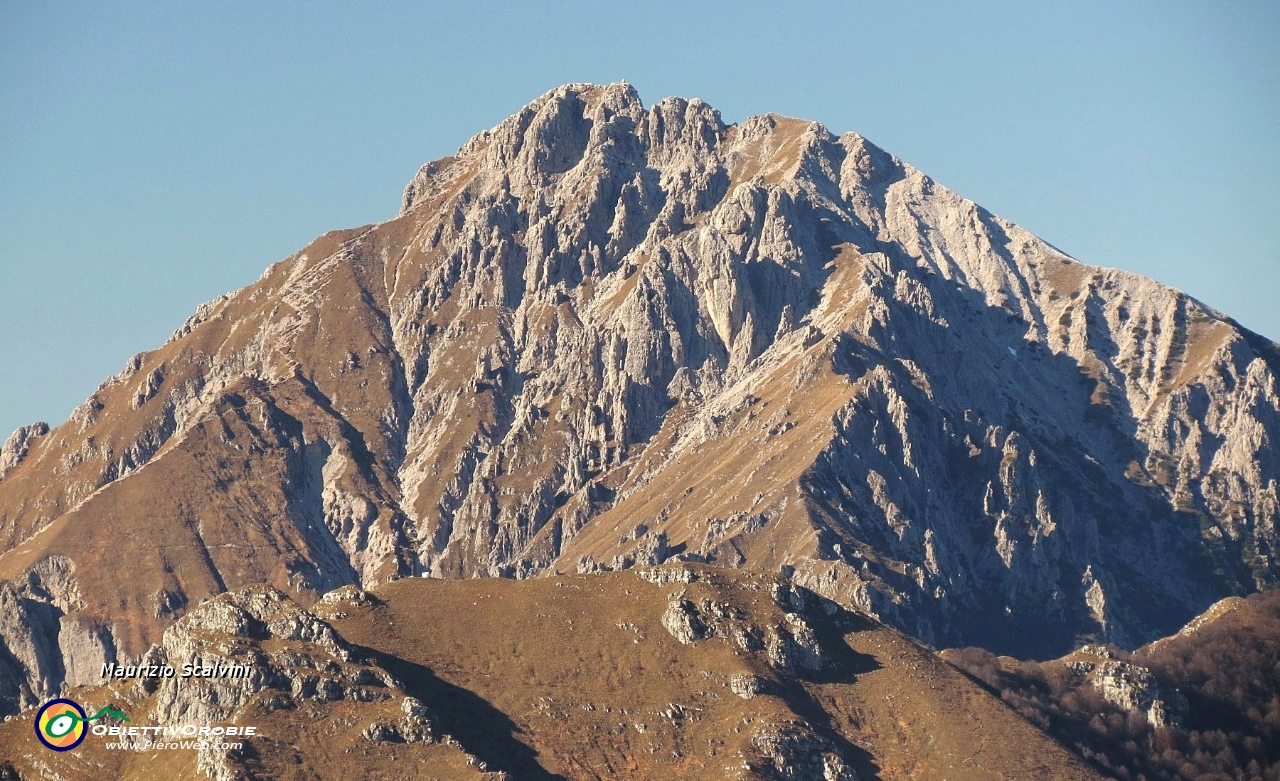 29 La Grignetta. In primo piano il Monte Due Mani....JPG